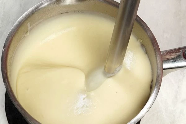 Пробить блендером до однородной консистенции. Довести готовый крем суп до кипения. Снять с огня.