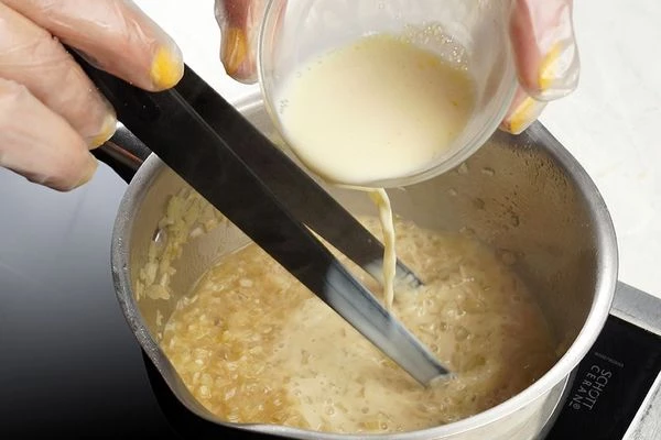 Яичную смесь влить тонкой струйкой в соус, проварить, помешивая, на медленном огне до загустения.