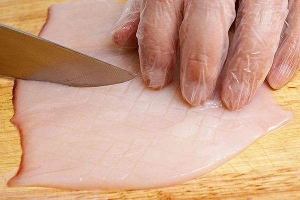 Сделать по всей тушке с внешней стороны неглубокие насечки "крест на крест".