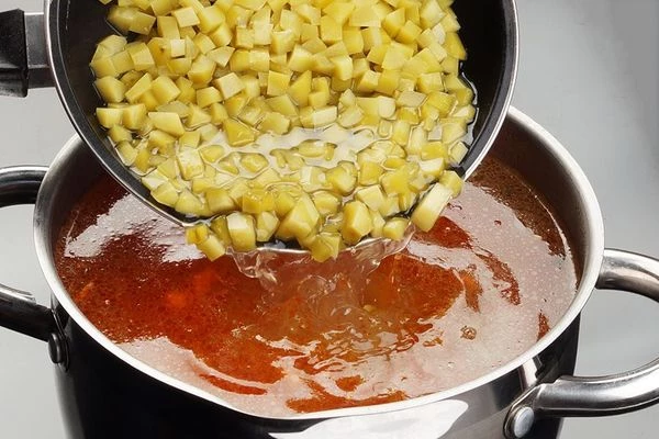 В конце добавить подготовленные огурцы, довести до вкуса солью, перцем, огуречным рассолом. Дать супу закипеть, затем снять с огня.