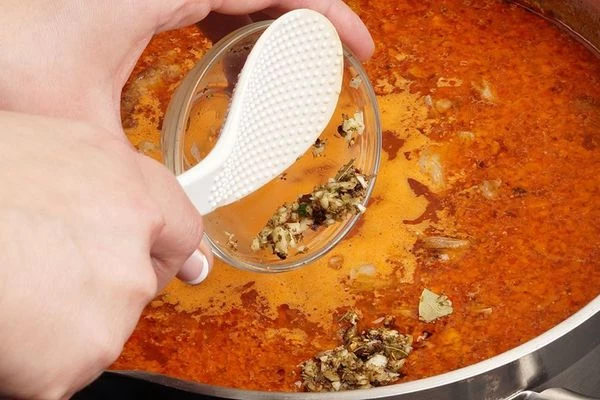 В ступке растереть чеснок, тмин, кориандр, перец душистый, лавровый лист, хмели-сунели. Добавить за 1 минуту до готовности. Довести до вкуса солью, перцем.