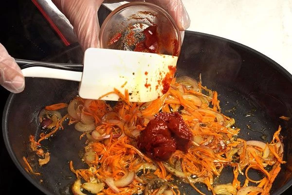 Добавить в овощам томатную пасту и лимонный сок.