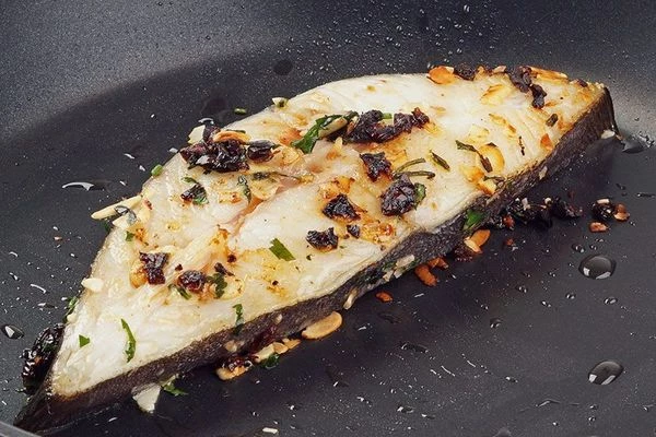 Обжарить на разогретой с растительным маслом сковороде до готовности, посолить по вкусу.