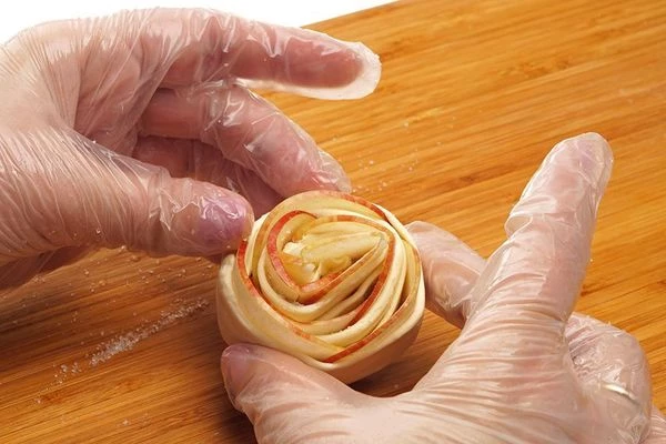 Получившиеся "розочки" переложить в формочки для запекания (можно выложить сразу на лист на пергаментную бумагу, но в таком случае при приготовлении края "розочек" могут развернуться).