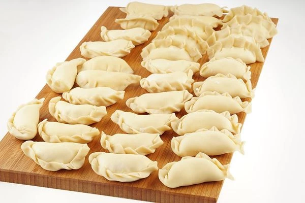 Готовые вареники положить в кипящую подсоленную воду в соотношении 1 кг продукта - 4 литра воды, варить до готовности.