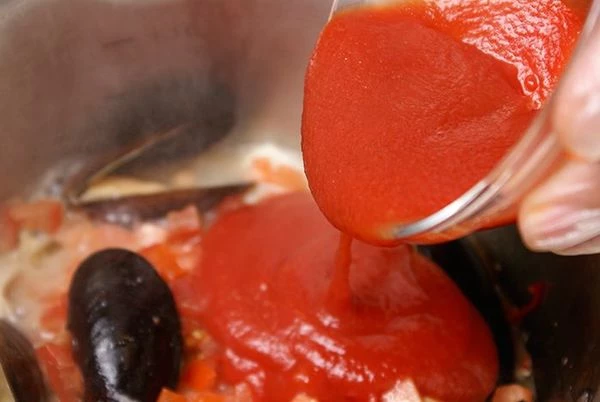 Залить все протертыми томатами и бульоном.