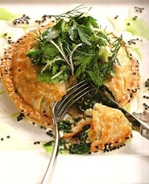 Слоеный пирог с креветками и икорным соусом