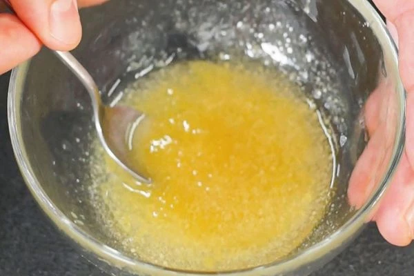 Для соуса смешать 25 грамм подсолнечного масла, сок лимона, мед и горчицу.