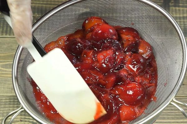 Готовую алычу протереть через сито, косточки и кожицу выбросить.
