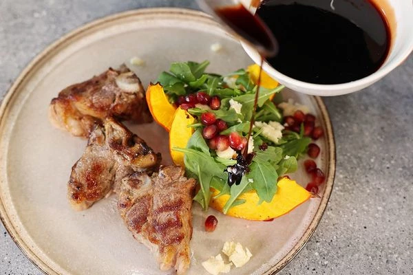 Рядом выложить обжаренное седло ягненка. 
Полить заправкой.