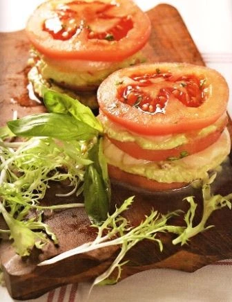 Башенка из морского гребешка с гуакамоле и крабами