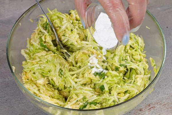 Влить растительное, масло, перемешать, добавить разрыхлитель и соль.