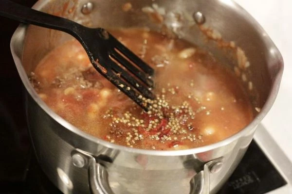 Добавить к фаршу фасоль, помидоры с соком, бульон, перец чили, приправу кон карне, шоколад, соль и перец. Довести до кипения.