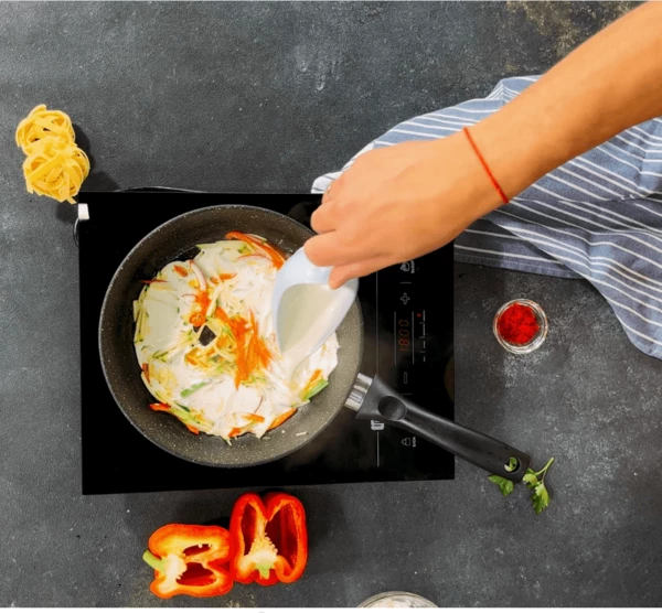 Добавить сливки, довести до кипения.