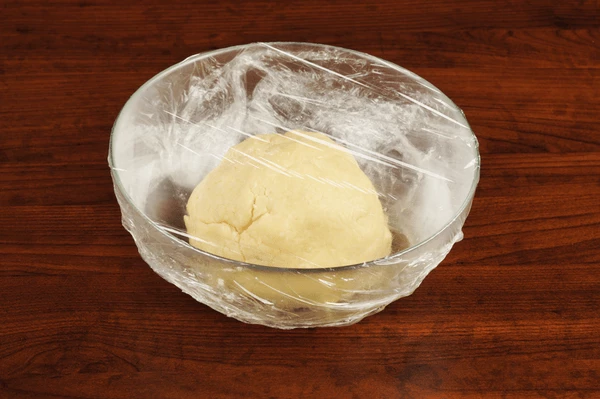 Накрыть готовое тесто пищевой пленкой и убрать в холодильник на 20 минут.