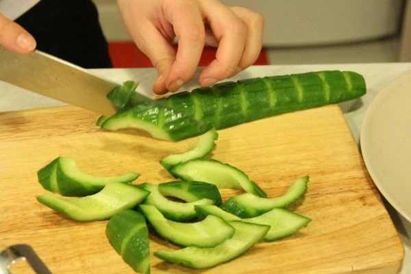 На кожуре сделать бороздки, разрезать на небольшие дольки, посолить, оставить на 30 минут. Затем промыть проточной водой.