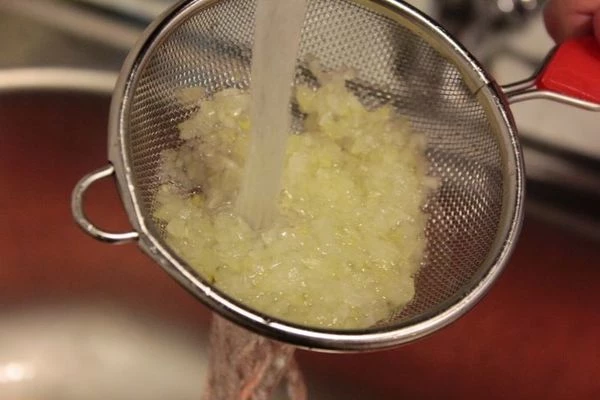 Лук промыть под холодной водой или обдать кипятком, чтобы смыть горечь.