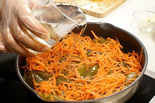 Добавить сверху натертую морковь, можно добавить томаты и перец сладкий соломкой. Влить воду.