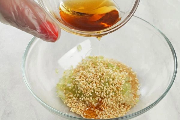 Влить кунжутное масло, соевый соус, мирин.