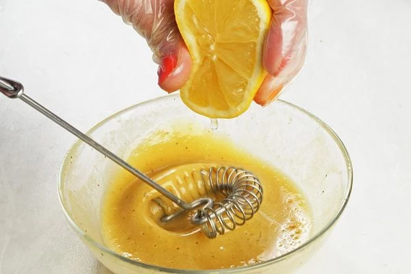 В конце добавить несколько капель лимонного сока.