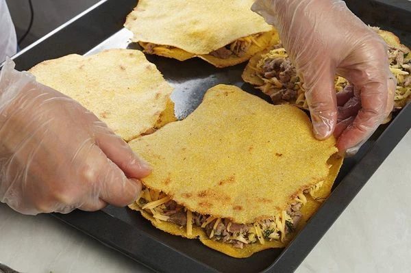 Накрыть сверху второй лепешкой. Поставить в разогретую до 200С духовку на 5-6 минут, чтобы расплавился сыр. Разрезать в горячем виде на порции.