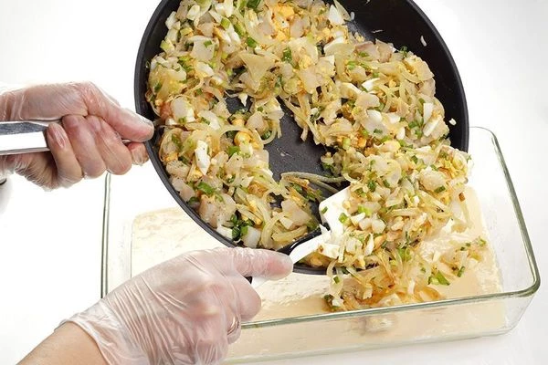 Затем по всей поверхности выложить начинку.