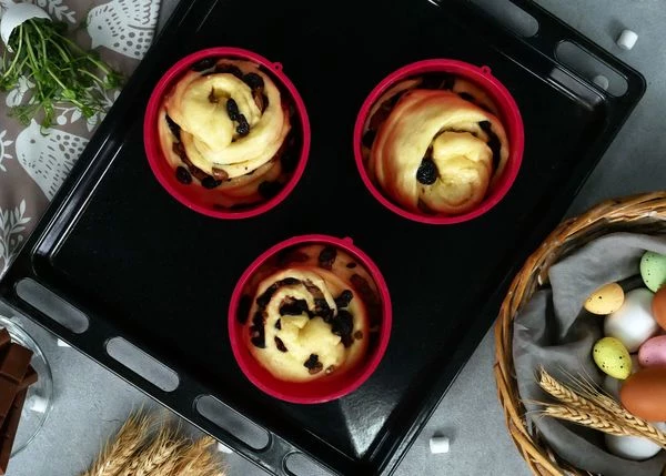 Тесто должно подойти в 2 раза. Выпекать в разогретой до 180 градусов духовке в течение 30-35 минут. Дать остыть.