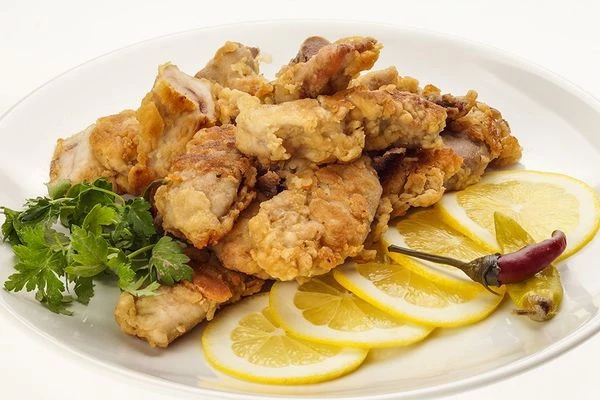 Украсить дольками лимона, веточками зелени или свежими овощами.