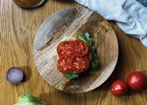 Затем ломтики помидора.