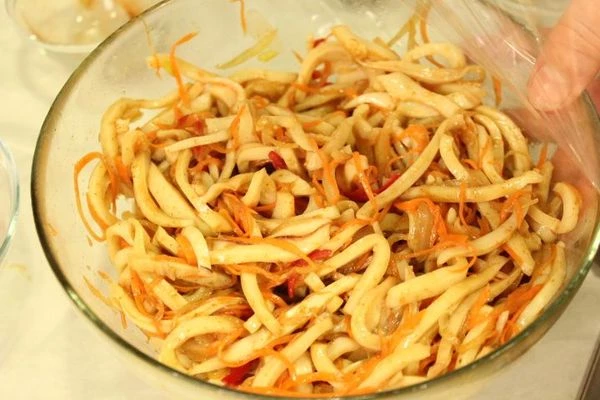 Сложить все ингредиенты в чашку, посолить, поперчить, добавить соевый соус и довести до вкуса чесноком и чили перцем.