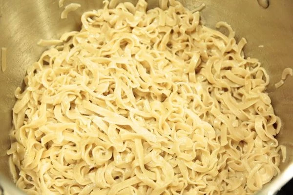 Грибы разморозить, промыть, обсушить. Лук порей, перец и морковь нарезать соломкой.