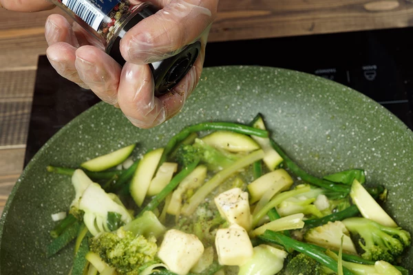 Затянуть сливочным маслом, довести до вкуса солью, перцем.