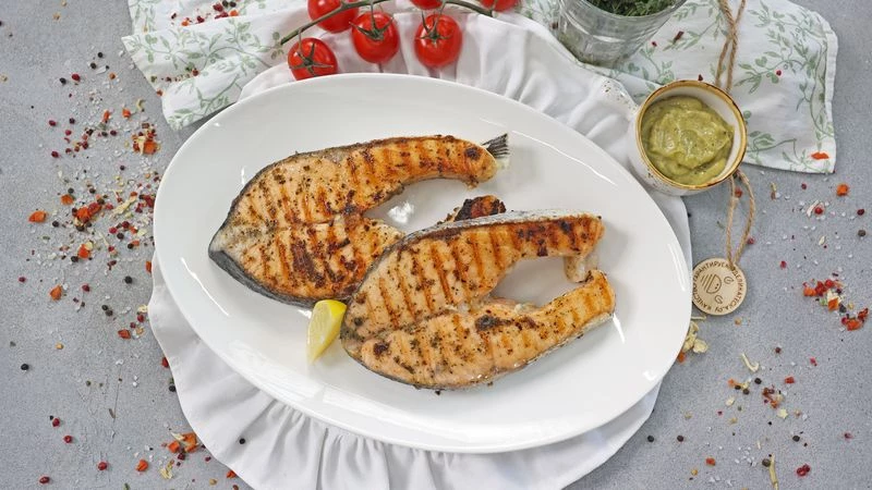 Стейки форели на гриле с маслом Конфи и медово-горчичным соусом