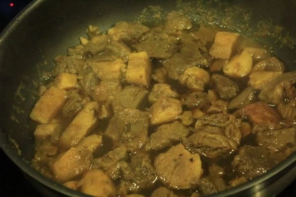 Приготовить соус: грибы нарезать крупным кубиком, лук - соломкой. На разогретой с оливковым маслом сковороде обжарить грибы и лук, посолить, поперчить по вкусу