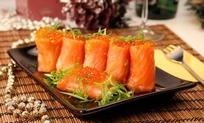 Оригинальный ролл с красной икрой