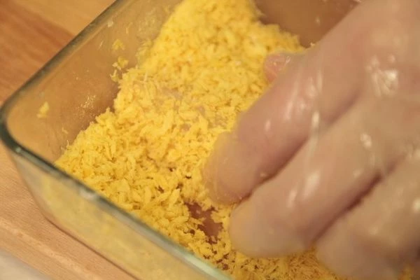 На украшенную тарелку горкой выложить обжаренную рыбу,полить ее соусом чили. Рядом выложить сливочно -грибной соус.