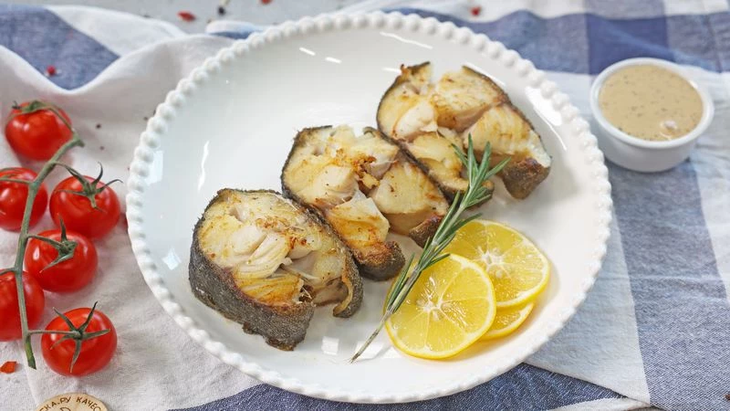 Угольная рыба жаренная с ореховым соусом