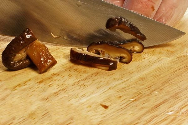 Грибы шиитаки нарезать тонкими полосками.