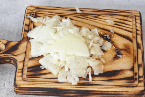 Репчатый лук и чеснок очистить, нарезать мелким кубиком.
