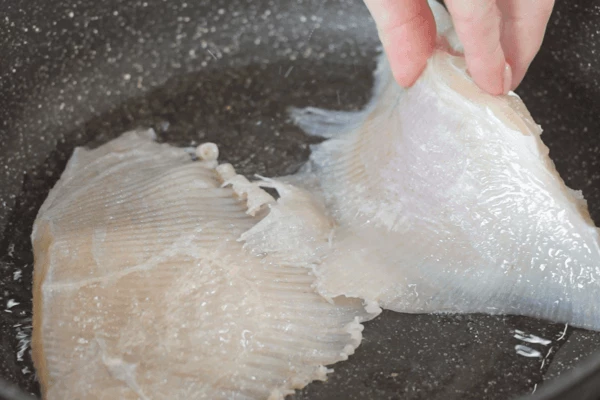 Крылья ската разморозить на нижней полке холодильника. Обсушить салфеткой. 