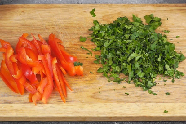 Перец красный нарезать тонкой соломкой, зелень порубить. 