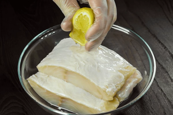 Для первого способа: куски зубатки замариновать в лимонном соке на 10-15 минут.