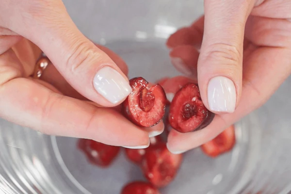 Черешню разрезать пополам, очистить от косточек.