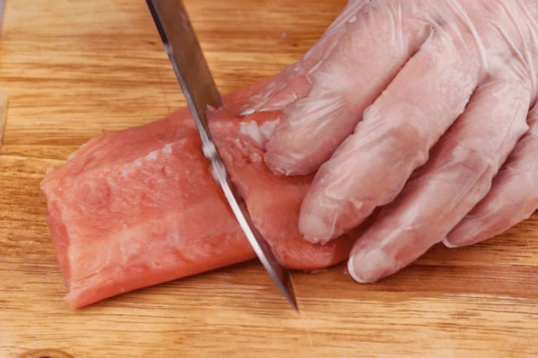 Нарезать на порционные кусочки