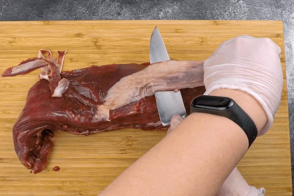 Говядину зачистить от пленок, если есть необходимость.