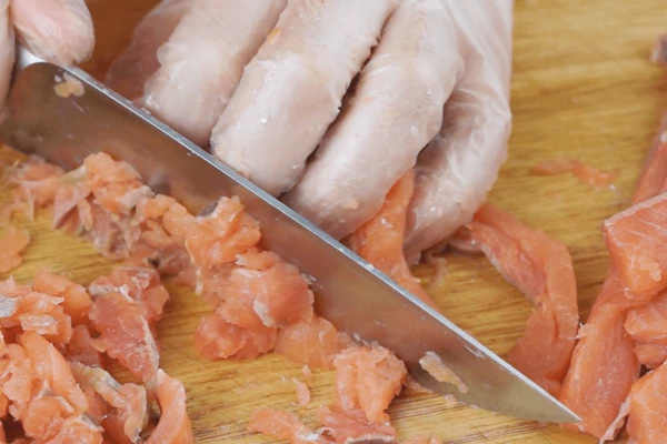 Нарезать филе кубиками.