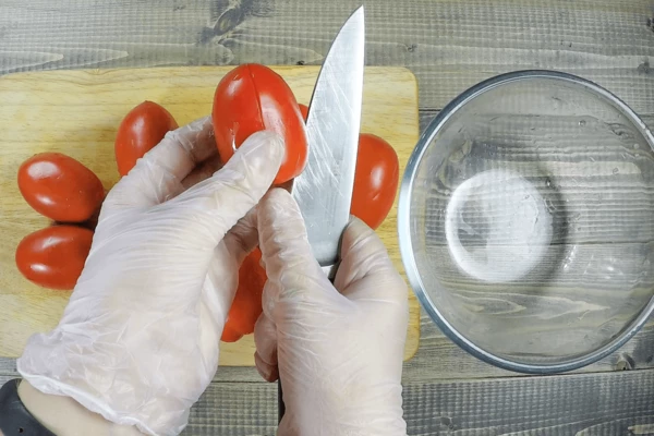 Помидоры промыть, сделать надрез с 4-х сторон.