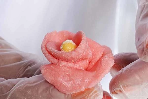   Например можно сделать сладкие розочки.