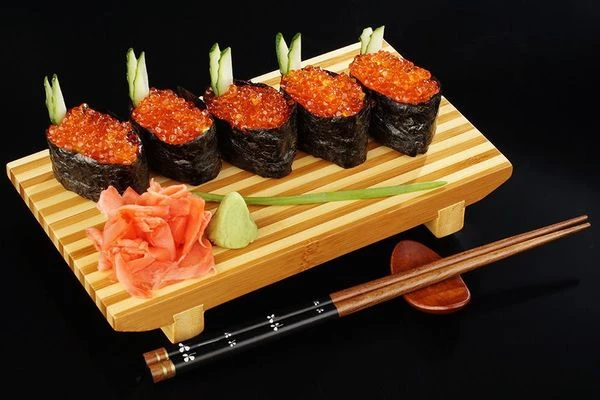 Украсить перышками огурца, имбирем и васаби.