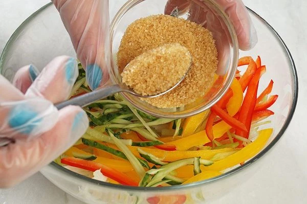 Посыпать слегка коричневым сахаром, дать постоять 2-3 минуты.